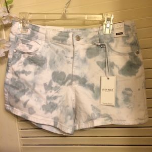 Judy Blue Mid Rise Tie Dye Shorts: White with Sage